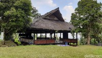 Ada delapan kesenian sunda yang telah direvitalisasi. Ada pula situs-situs prbakala peninggala kerajaan Pajajaran berupa bukit-bukit berundak.