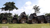 Kampung Budaya Sindang Barang juga menawarkan keindahan alam dan nilai sejarah sebagai daya tariknnya. Traveler bisa berlibur sekaligus belajar banyak hal nih tentang sejarah tanah Pasundan.