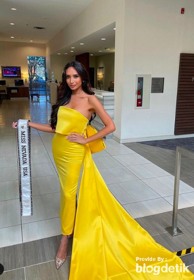 Tampil dengan dress tuning yang cerah, inilah penampilan Kataluna saat registrasi untuk Miss USA 2021. Foto: dok. Instagram/@mskataluna