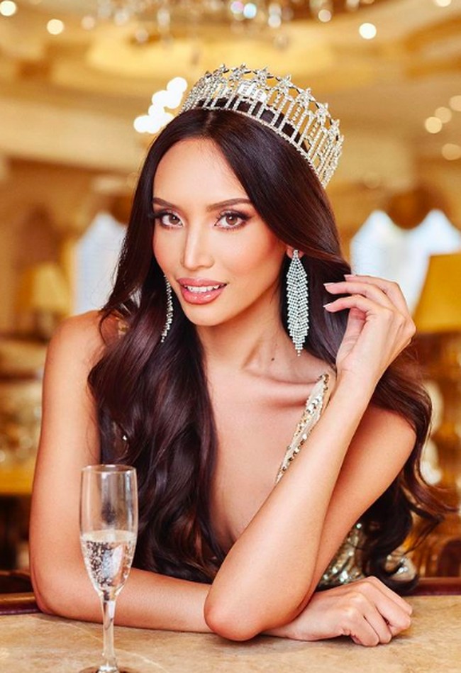 Kataluna merasa adanya ketimpangan dalam sesi tanya jawab. Menurutnya, finalis yang lain ditanya tentang pemikirannya tentang berbagai topik, sementara dirinya hanya ditanya seputar transisinya. “Ini mengecewakan karena masih banyak hal yang ingin aku tawarkan, aku memiliki banyak hal yang ingin aku kemukakan. Yang lain ditanya tentang politik, perubahan iklim, jadi itu sangat mengecewakan bagiku karena aku mengharapkan lebih,” ujar Kataluna. Foto: dok. Instagram/@missnvusa