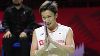 Sebelumnya, pemain tunggal putra jagoan Jepang, Kento Momota memutuskan mundur dari BWF World Tour Finals 2021. Pebulutangkis peringkat dua dunia itu mundur akibat cedera pinggang. AP Photo/Dita Alangkara  