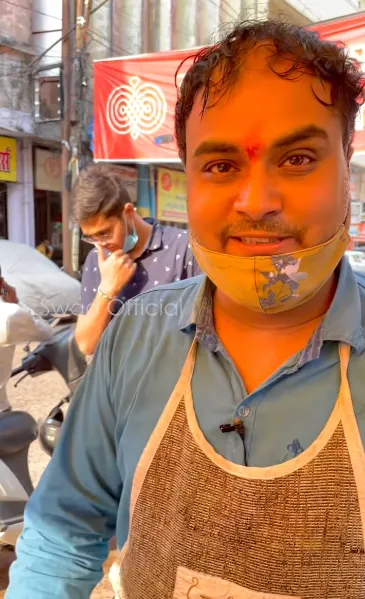 Keren! Penjual Gorengan di India Ini Fasih Berbahasa Inggris