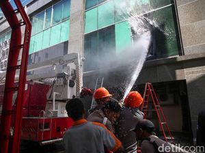 Kebakaran di Gedung Cyber Diduga Akibat Korsleting Listrik