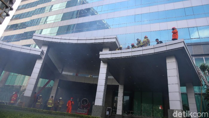 Gedung Cyber 1 di Mampang Prapatan, Jakarta Selatan (Jaksel), kebakaran. Ada 40 unit mobil pemadam kebakaran (damkar) yang dikerahkan ke lokasi.