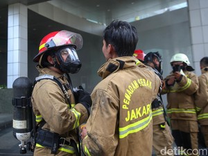 Cerita Damkar Alami Sesak Napas Saat Evakuasi Kebakaran Gedung Cyber 1