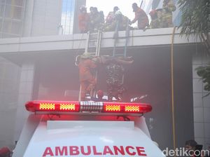 Api Padam, Karyawan Gedung Cyber Diizinkan Evakuasi Barang