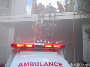 Cerita Damkar saat Tembus Asap Tebal Kebakaran di Gedung Cyber 1