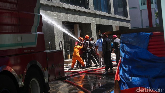 Kerja Keras Petugas Damkar Padamkan Kebekaran Gedung Cyber Gedung Cyber 1 di Mampang Prapatan, Jakarta Selatan (Jaksel), kebakaran. Ada 40 unit mobil pemadam kebakaran (damkar) yang dikerahkan ke lokasi.