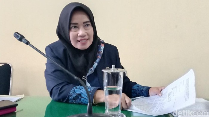 Ketua Komisi I DPRD Purworejo, Tursiyat, memberikan keterangan terkait dugaan pelanggaran mutasi pejabat, Kamis (2/12/2021).