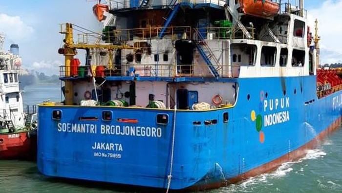 KM Soemantri Brodjonegoro yang Terbakar di Cilacap