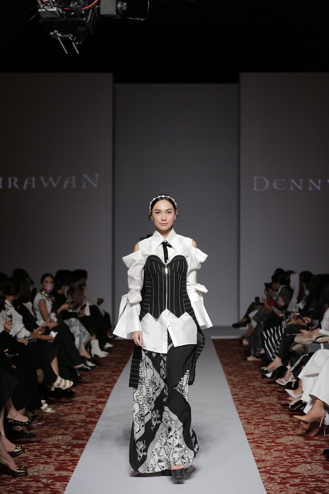 Desainer Denny Wirawan menampilkan peragaan busana Niti Senja untuk koleksi Resort 2021-2022. Denny kembali menghadirkan keindahan batik Kudus di koleksi terbarunya. (Foto: Dok. Image Dinamics).  