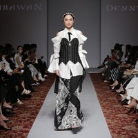 Desainer Denny Wirawan menampilkan peragaan busana Niti Senja untuk koleksi Resort 2021-2022. Denny kembali menghadirkan keindahan batik Kudus di koleksi terbarunya. (Foto: Dok. Image Dinamics).  