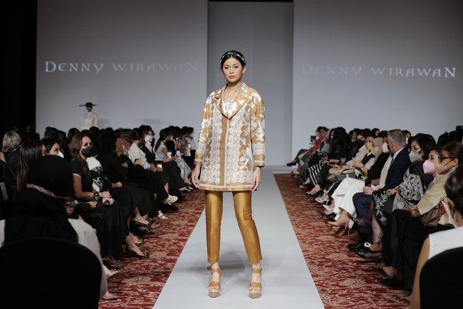 Desainer Denny Wirawan menampilkan peragaan busana Niti Senja untuk koleksi Resort 2021-2022. Denny kembali menghadirkan keindahan batik Kudus di koleksi terbarunya.(Foto: Dok. Image Dinamics).  