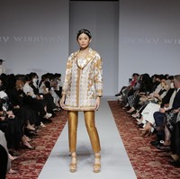 Desainer Denny Wirawan menampilkan peragaan busana Niti Senja untuk koleksi Resort 2021-2022. Denny kembali menghadirkan keindahan batik Kudus di koleksi terbarunya.(Foto: Dok. Image Dinamics).  