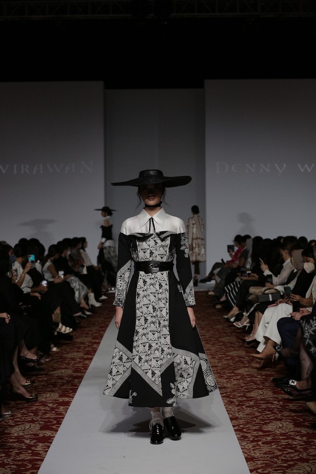 Desainer Denny Wirawan menampilkan peragaan busana Niti Senja untuk koleksi Resort 2021-2022. Denny kembali menghadirkan keindahan batik Kudus di koleksi terbarunya.(Foto: Dok. Image Dinamics).  