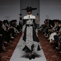 Desainer Denny Wirawan menampilkan peragaan busana Niti Senja untuk koleksi Resort 2021-2022. Denny kembali menghadirkan keindahan batik Kudus di koleksi terbarunya.(Foto: Dok. Image Dinamics).  