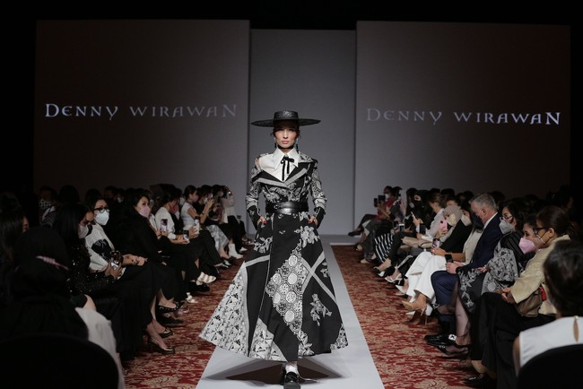 Desainer Denny Wirawan menampilkan peragaan busana Niti Senja untuk koleksi Resort 2021-2022. Denny kembali menghadirkan keindahan batik Kudus di koleksi terbarunya. (Foto: Dok. Image Dinamics).  