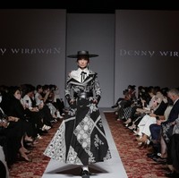 Desainer Denny Wirawan menampilkan peragaan busana Niti Senja untuk koleksi Resort 2021-2022. Denny kembali menghadirkan keindahan batik Kudus di koleksi terbarunya. (Foto: Dok. Image Dinamics).  
