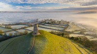 Ada sejumlah foto yang ikut serta dalam kompetisi Fotografer Bersejarah tahun 2021 atau Historic Photographer of the Year. Salah satunya merupakan foto Menara St. Michael di Inggris. Di daerah Somerset, menara ini merupakan satu-satunya sisa gereja yang dibangun pada abad ke-14. Adam Burton mengambil gambar menara ini dari udara. Historic Photographer of the Year/CNN.