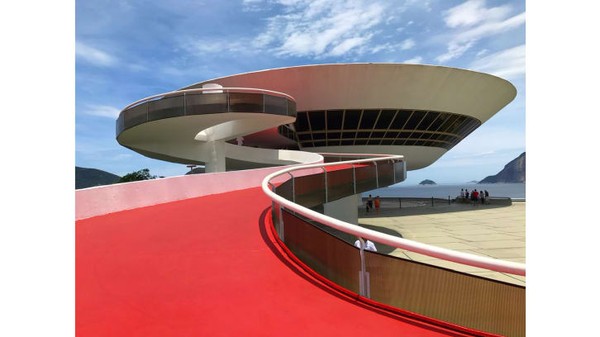 Museum Seni Kontemporer Niterói, Brasil oleh arsitektur Oscar Niemeyer adalah daya tarik wisata yang populer di Rio de Janeiro. Foto ini diambil oleh seorang fotografer yang hanya diidentifikasi sebagai Alistair.