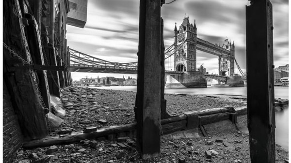 Tower Bridge, Inggris, salah satu situs paling populer di London jarang terlihat dari perspektif ini. Fotografer Robert James harus mengatur waktu kunjungannya saat air surut mulai dan memotret menggunakan eksposur panjang.