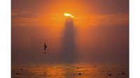 Mercusuar Dermaga Scarborough, Inggris. Mercusuar ini hampir terlihat seperti terbakar ketika dijepret saat matahari terbenam oleh fotografer yang berbasis di Leeds, Andrew McCaren.