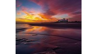 Kastil Bamburgh, Inggris. Di Northumberland, itu adalah kastil pertama di Inggris yang jatuh pada tahun 1464 selama Perang Mawar. Snapshot matahari terbenam ini diambil oleh Scott Antcliffe.