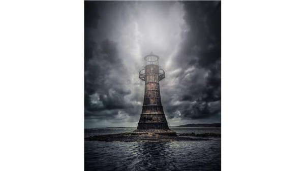 Juara umum di tahun ini jatuh ke tangan Steve Liddiard untuk foto siang harinya di Whiteford Point Lighthouse di Wales. Struktur besi cor yang unik ini, dibangun pada tahun 1865 dan telah lama menjadi subjek populer untuk fotografi.