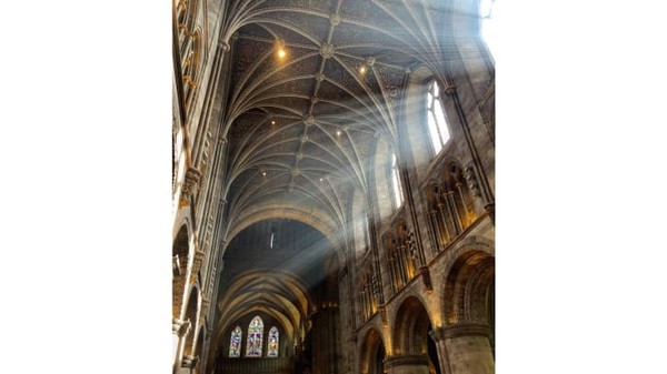 Katedral Hereford, Inggris. Beberapa foto interior juga masuk ke dalam daftar dan ini diambil oleh Jo Borzony yang menunjukkan detail dari Katedral Hereford, bagian paling awal berasal dari tahun 1079.
