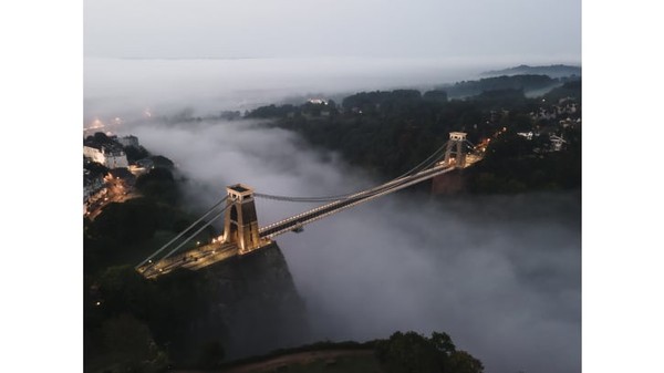 Jembatan Gantung Clifton, Inggris sebagai pintu gerbang ke kota (Bristol). Kabut menambahkan efek ajaib ke pemandangan yang sudah menakjubkan. Karya fotografer Sam Binding ini memenangkan kategori Inggris Bersejarah.