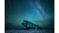 Sólheimasandur, Islandia. Puing-puing pesawat Angkatan Laut AS yang jatuh di Islandia selatan pada tahun 1973 adalah subjek foto dramatis ini. Fotografer Ukraina Yevhen Samuchenko mengatakan bahwa waktu favoritnya untuk memotret adalah pada malam hari.
