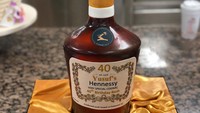 Tak kalah keren, kue ini dibuat berbentuk sebotol cognac. Kue ini terlihat nyata, apalagi terlihat seperti adanya pantulan cahaya di botol kaca. Foto: Instagram @lukevincentini