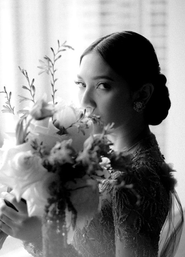 Sementara rambut Sheila Dara ditata sanggul low-bun kreasi hairstylist Arnold Dominggus. Foto: Instagram