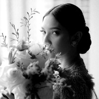 Sementara rambut Sheila Dara ditata sanggul low-bun kreasi hairstylist Arnold Dominggus. Foto: Instagram