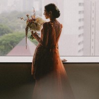 Sheila Dara tampil anggun dengan kebaya oranye rancangan Svarna by Ikat Indonesia yang digawangi desainer Didiet Maulana. Kebaya tampak mewah dengan detail lace, bordir serta ekor panjang. Foto: Instagram