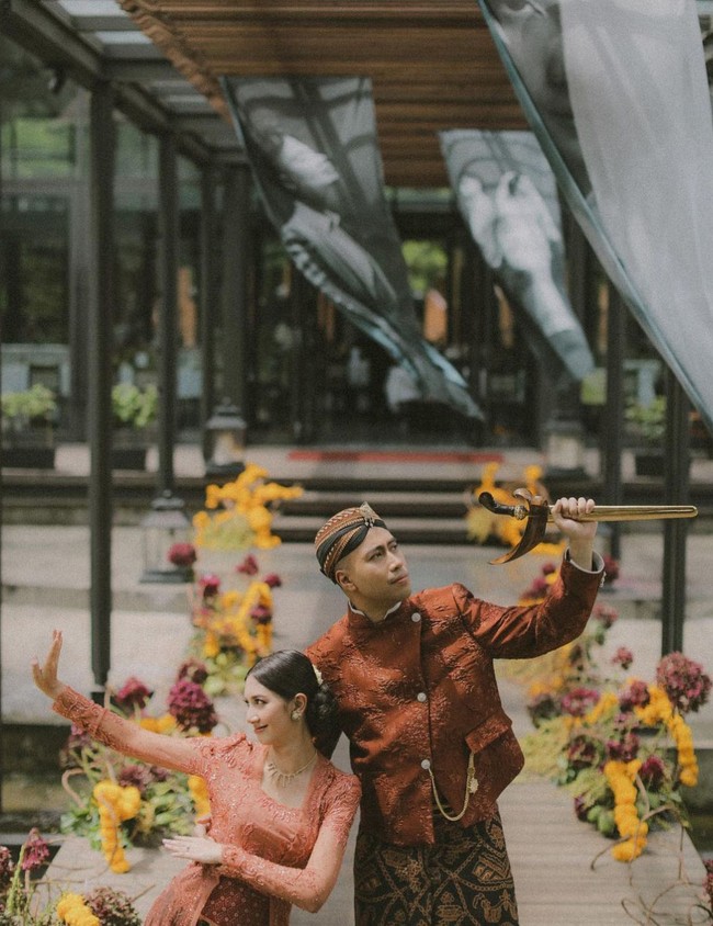 Vidi Aldiano mengenakan setelan beskap dan kain, lengkap dengan blangkon. Ia juga membawa keris sebagai aksesori pelengkap. Foto: Instagram