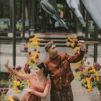 Vidi Aldiano mengenakan setelan beskap dan kain, lengkap dengan blangkon. Ia juga membawa keris sebagai aksesori pelengkap. Foto: Instagram