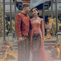 Vidi Aldiano dan Sheila Dara melangsungkan acara lamaran di Hutan Kota by Plataran, Jakarta. Keduanya tampil dengan busana khas Jawa. Foto: Instagram