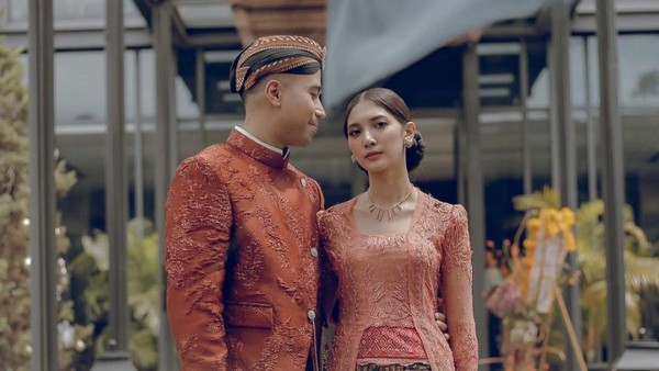 7 Foto Lamaran Vidi Aldiano dan Sheila Dara, Pakai Baju Adat Jawa