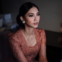 Wajah Sheila Dara semakin cantik berkat sapuan tangan kreatif makeup artist Bubah Alfian. Tema makeup disesuaikan dengan warna busana, yakni terakota dan sentuhan palet tembaga. Foto: Instagram