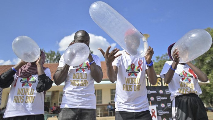 Lomba Tiup Kondom di Hari AIDS Sedunia. Perlombaan unik berlangsung di Kenya.