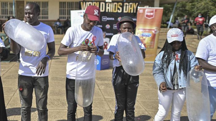 Lomba Tiup Kondom di Hari AIDS Sedunia. Perlombaan unik berlangsung di Kenya.
