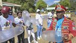 Lomba Tiup Kondom Peringati Hari AIDS Sedunia
