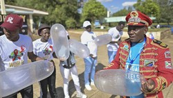 Warga Kenya memperingati Hari AIDS Sedunia dengan cara unik. Mereka menggelar lomba meniup kondom di Universitas Kenyatta, Nairobi.