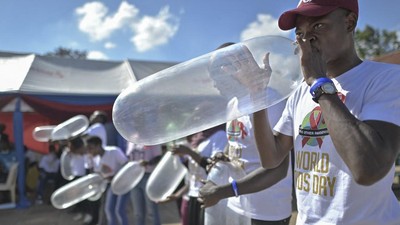 Lomba Tiup Kondom Peringati Hari AIDS Sedunia
