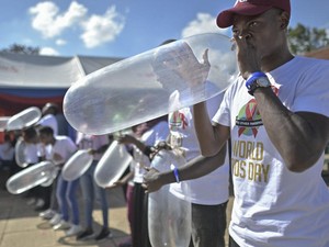Lomba Tiup Kondom Peringati Hari AIDS Sedunia
