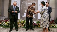 Pendiri dan Pembina Yayasan Del, Devi Pandjaitan disaksikan Pendiri dan Ketua Pembina, Luhut Binsar Panjaitan memberi cenderamata kepada Staf Ahli Yayasan Del, Partumpuan Naiborhu (kedua kiri) dan Patuan P. Simatupang (kiri) pada acara penutupan HUT ke-20 Yayasan Del di Jakarta.