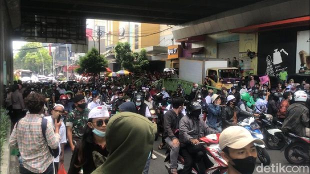 Massa 212 bertahan di Tanah Abang (Adhyasta Dirgantara/detikcom)