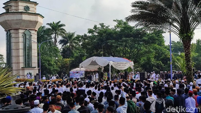 Massa dari berbagai daerah di Priangan timur mengikuti tasyakur Reuni 212 di Masjid Agung Ciamis, Kamis (2/12/2021). Mereka melaksanakan salat subuh berjamaah dan doa bersama untuk Indonesia.