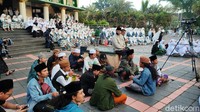Setelah doa bersama, acara dilanjutkan di halaman Masjid Agung Ciamis.